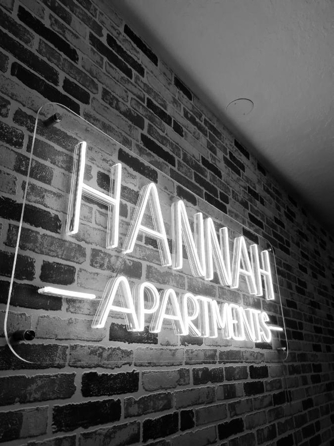 Hannah Krāslava 外观 照片
